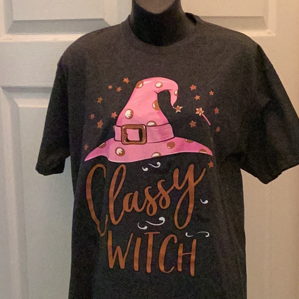 🖤NWOT Classy Witch Unisex Size Med Tee Shirt So Fun To Wear 🖤 - Picture 1 of 8